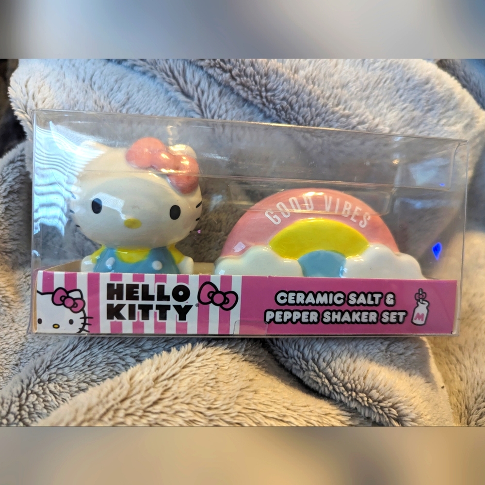 Hello Kitty ceramic salt and pepper shaker set